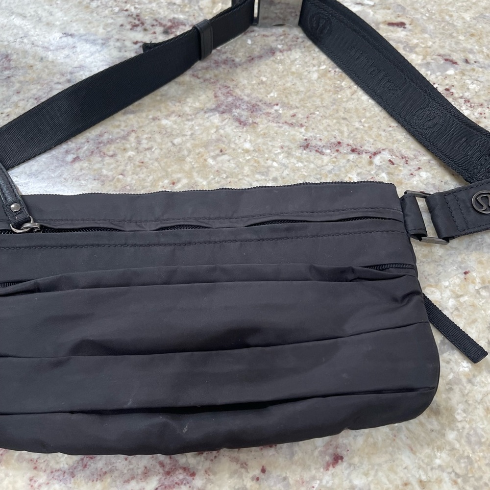 Lululemon small cross body.